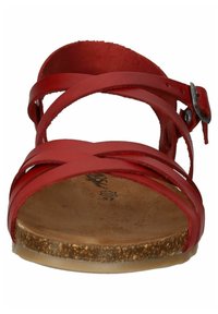 Sandalia de cuero rojo con correas cruzadas, diseño curvado y suela de corcho. Presenta un cierre de hebilla en el lateral. Textura lisa en general.