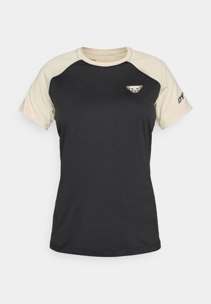 Short-sleeve t-shirt with a black body and beige sleeves. Features a logo on the chest and pink accents on the sleeves. Made of breathable material.