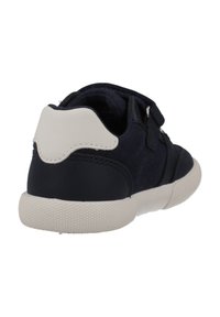 Sneaker blu navy con tomaia in tessuto testurizzato, dettaglio in pelle bianca sul tallone e un cinturino in Velcro. Presenta una suola in gomma con battistrada a motivo.