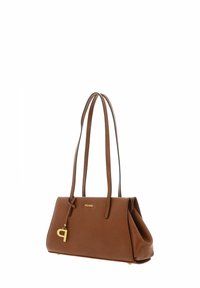 Sac à main marron texturé avec deux longues anses, arborant un logo doré et un détail accent ressemblant à une attache de porte-clés.