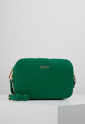 Sac bandoulière rectangulaire en cuir vert avec ferrures dorées et sangle ajustable, arborant le nom de la marque Liu Jo en lettres dorées.