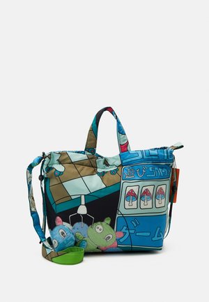 Sac fourre-tout coloré avec un design de machine à pince d'arcade, mettant en scène des peluches et des symboles de machine à sous, avec des tons bleus, verts et beiges.