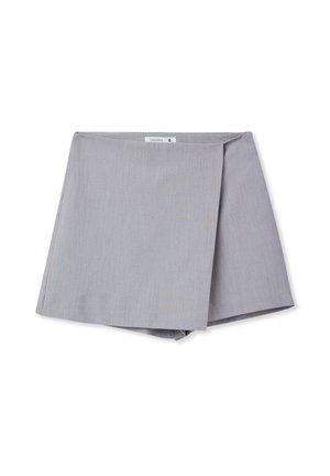 Pantaloni shorts grigi avvolgenti realizzati in un tessuto testurizzato, con un design pulito e un sottile motivo a scacchi, con una vestibilità regolabile.