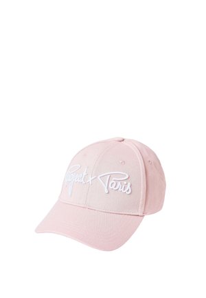 Gorra de béisbol rosa claro con visera curva y texto blanco bordado "Project x Paris" en el panel frontal, sobre un fondo blanco.