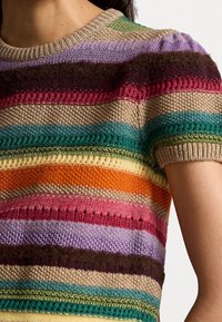  Gebreide multicolored trui met horizontale strepen in bruin, roze, groen, oranje en paars. Korte mouwen en een ronde hals.