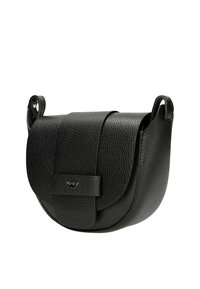 Czarna skórzana torba na ramię o zaokrąglonym kształcie, teksturowanej powierzchni, z klapką zapinaną na przodzie i ozdobą z logo. Posiada dwa górne uchwyty.