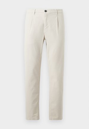 Beige katoenen broek met een recht-pijpen ontwerp, uitgerust met een enkele zwarte knoopsluiting en twee voorzakken. Glad van structuur.