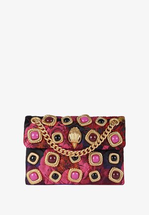 Borsa in tessuto a fantasia floreale con tracolla a catena dorata, decorata con pietre rettangolari e quadrate colorate in rosa, nero e marrone.