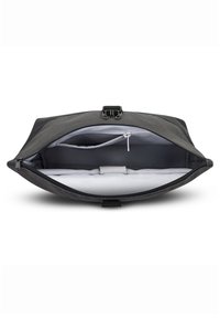Funda de tela negra con cremallera. El interior presenta un forro gris, dos compartimentos y una sección acolchada para protección. Se observa un acento de hardware.