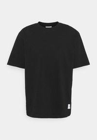 Sorte kortærmede t-shirt lavet af blødt bomuld. Har en rund halsudskæring og en lige pasform. Indeholder et lille mærke nederst.