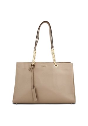 Beige Leder-Shopper mit doppelt geflochtenen braunen und goldenen Kettenriemen, obere Verschlussmöglichkeit und kleinem hängenden Anhänger. Glatte Textur und rechteckige Form.