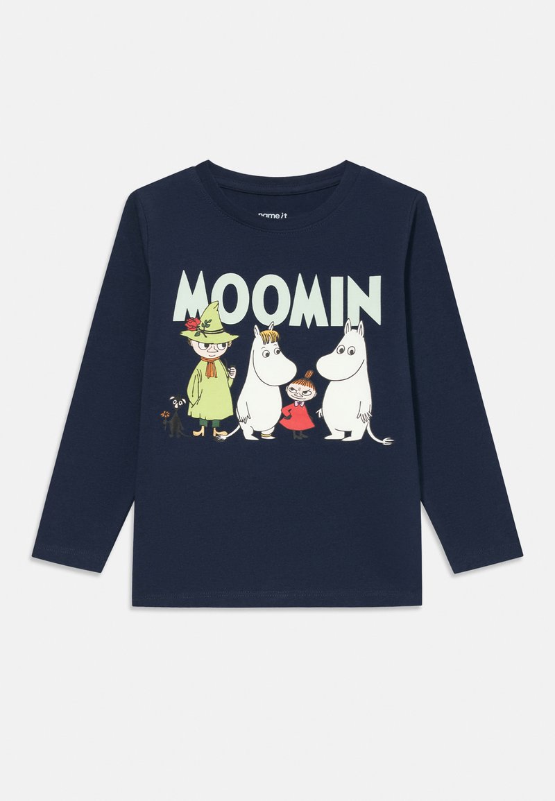 Tengerészekre emlékeztető, hosszú ujjú ing, Moomin karakterekkel és a "MOOMIN" szó nagy betűkkel a mellkasán.