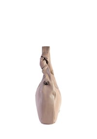Borsa a tracolla in pelle marrone con tracolla annodata, texture morbida e forma arrotondata. La vista laterale rivela una cerniera e dettagli hardware minimi.