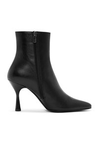 Zwarte leren enkellaarsjes met een spits toelopende neus, zijrits en slanke stilettohak. Gladde textuur met een strakke, getailleerde uitstraling.