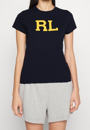 T-shirt en coton bleu marine avec impression "RL" jaune, col rond et manches courtes, associé à un short en coton gris.