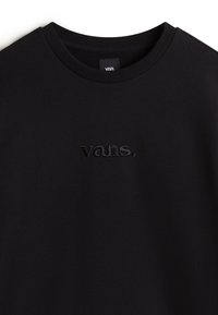 Sudadera negra con cuello redondo y textura suave. Presenta un logotipo "vans." en relieve en el frente. Diseño simple y minimalista.