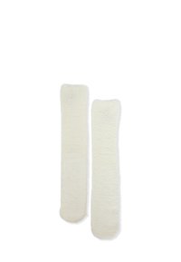 Flauschige weiße Beinwärmer aus weichem Textil mit plüschiger Textur und runden Enden, geeignet für Wärme und Komfort.