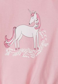 Witte eenhoorn met een roze manen en staart, staande temidden van bloemontwerpen, gedrukt op een lichtroze achtergrond. Eenvoudige lijntekening stijl.