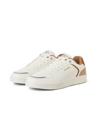 Weiße Ledersneaker mit braunen Akzenten, runder Spitze, flacher Sohle und Schnürdesign. Verfügt über Perforationen und metallische Details an der Zehenpartie.