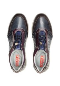 Zapatillas con una parte superior de cuero multicolor en azul marino y burdeos, que presentan un patrón lateral texturizado, diseño de cordones y un interior acolchado.