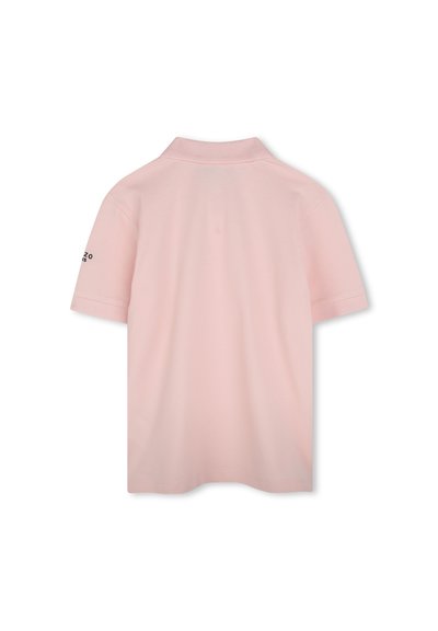 Polo shirt rose clair à manches courtes, col côtelé et logo sur la manche gauche. Tissu en coton lisse sans motifs.