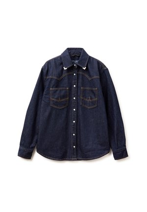 Donkerblauw denim overhemd met lange mouwen, knoopsluiting aan de voorkant, twee borstzakken met stiksel details en een klassieke puntige kraag.