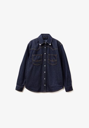 Donkerblauw denim overhemd met lange mouwen, knoopsluiting aan de voorkant, twee borstzakken met stiksel details en een klassieke puntige kraag.
