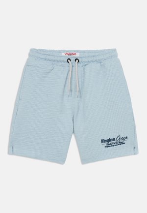Hellblaue strukturierte Shorts mit elastischem Bund, weißem Kordelzug, Seitentaschen und "Vingino Ocean"-Logo am unteren rechten Bein.