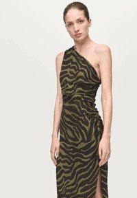 Sukienka na jedno ramię w oliwkowej zieleni z czarnym nadrukiem zebry. Teksturowany materiał z marszczeniami i rozcięciem sięgającym uda.