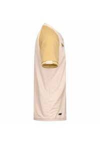 Camisa de manga corta en beige claro con detalles dorados, que presenta un panel texturizado en el hombro y un ajuste entallado. Incluye el logo de la marca en el pecho.