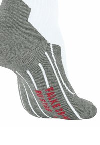 Grau und weiße Sportsocke von der Seite gezeigt, mit strukturierten Mustern und rotem Text "TAKE 39 H."