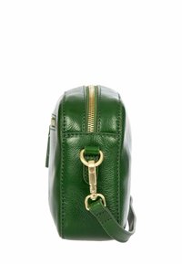 Sac en cuir vert avec une finition texturée, doté d'une fermeture éclair dorée et de pièces métalliques. Comprend une sangle et une forme rectangulaire arrondie.