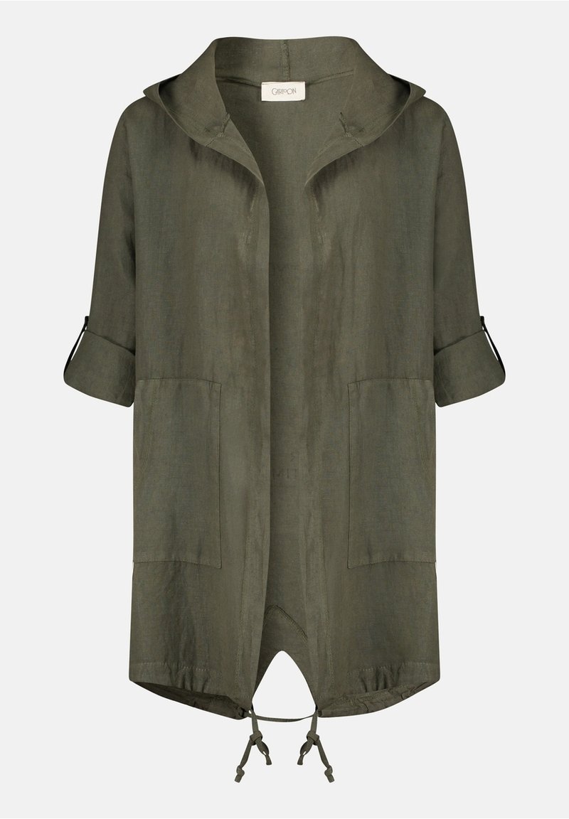Světle olivově zelená lehká bunda s kapucí, ohrnutými rukávy, dvěma předními kapsami a nastavitelným stahováním na spodním okraji. Hladká textura podobná lnu.