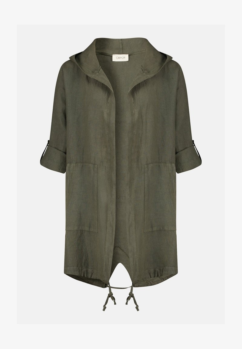 Světle olivově zelená lehká bunda s kapucí, ohrnutými rukávy, dvěma předními kapsami a nastavitelným stahováním na spodním okraji. Hladká textura podobná lnu.