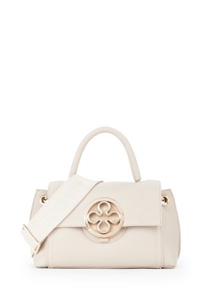 Borsa in pelle color crema con manico superiore, tracolla larga in tessuto e chiusura circolare in tonalità oro con design a quattro petali.