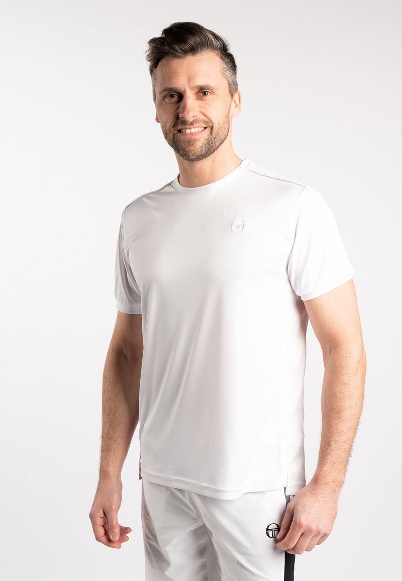 Vit tränings t-shirt i mjukt tyg, med korta ärmar och rund halsringning samt en subtil logotyp på bröstet.