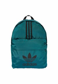 Zaino in nylon turchese con tre strisce verticali nere, tasca frontale con zip e grande logo Adidas nero. Forma arrotondata e finitura testurizzata.