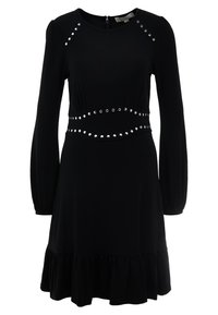 Robe noire à manches longues, col rond, ourlet volanté et taille ornée de clous argentés et de détails en boutons.