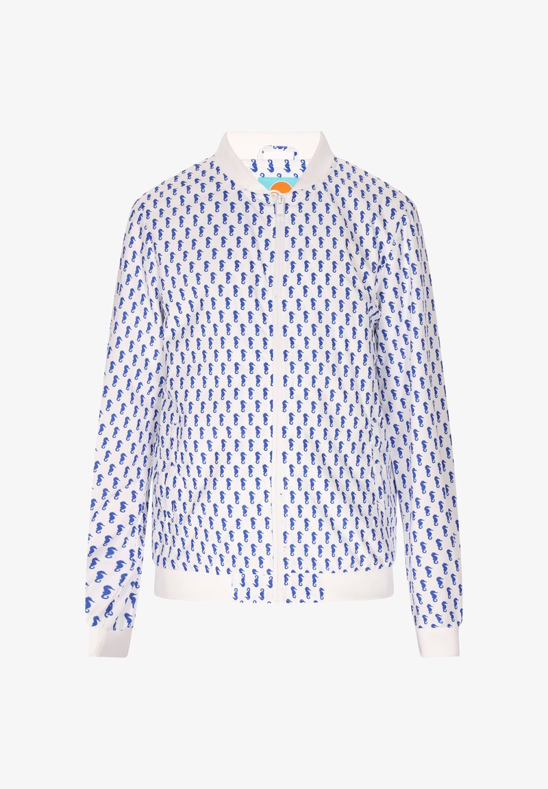 Bílá bomber bunda s modrým opakujícím se vzorem. Má přední zip, elastické manžety a límec s kontrastní podšívkou.