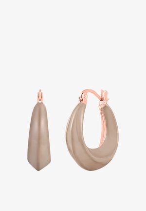 Beige naušnice u obliku obruča s glatkim, zaobljenim dizajnom i poliranim završetkom od ružičastog zlata. Imaju jedinstven asimetrični oblik.