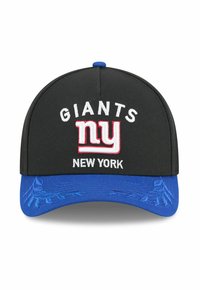 Schwarze Baseballmütze mit einem blauen Schirm, versehen mit weißen und roten bestickten Texten: "GIANTS" und "NEW YORK", mit detaillierter Stickerei auf dem Schirm.