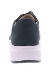 Sneaker en daim bleu foncé avec une semelle en caoutchouc blanc texturé, présentant un dos lisse avec un minimum de coutures et un design classique.