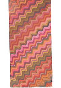 Écharpe tissée avec un motif de vagues dans des teintes d'orange, de rose et de vert, avec des bords frangés et une petite étiquette de marque dans le coin inférieur.