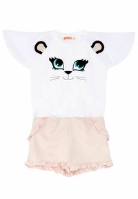 Top blanco de manga corta con un gráfico de cara de gato y acentos de orejas negras, combinado con pantalones cortos arrugados de color rosa claro. Tejido suave y diseño casual.