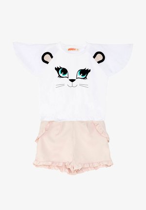 Hvid kortærmet top med et katteansigt grafisk motiv og sorte øre accenter, parret med lyserøde rynkede shorts. Blødt stof og afslappet design.