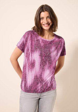 T-shirt a maniche corte in tonalità di viola con un motivo astratto e testurizzato. Il tessuto appare leggero; presenta un collo tondo.