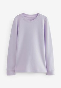 Langärmliges, geripptes T-Shirt in helllila mit rundem Halsausschnitt und umgeschlagenen Ärmeln, aus weichem Baumwollmaterial gefertigt.