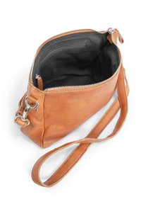 Borsa a tracolla in pelle marrone con chiusura a zip, interno in tessuto nero e tracolla regolabile. Presenta hardware in tonalità argento e forma arrotondata.