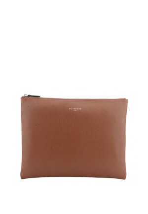 Pochette en cuir marron texturé avec fermeture éclair argentée et petit logo de marque argenté centré « Pourchet 1903 » sur fond blanc.