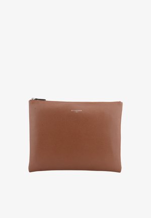 Pochette en cuir marron texturé avec fermeture éclair argentée et petit logo de marque argenté centré « Pourchet 1903 » sur fond blanc.